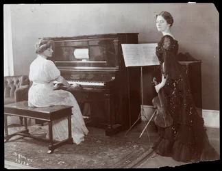 Femmes jouant du piano mécanique et du violon, New York, 1907